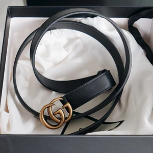 Gucci bälte - Har bestämt mig för att sälja mitt Gucci bälte eftersom jag inte längre får någon användning av det. Det är den smalaste modellen, 2cm brett. 85cm i längden. I jättefint skick. Givetvis 100% äkta och äkthetsbevis, dust bag och box medföljer. Säljes för €330 på Guccis hemsida. 