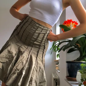 Vintage sommarkjol - Neutral, grön kjol. Ungefär knälängd, luftig och bekväm. Kontakta mig om ytterligare frågor finns💗💗