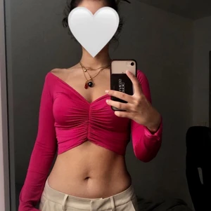 Y2k topp från PLT - Säljer min topp från Pretty Little Thing som jag använt en gång i storlek 36! 