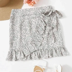 Kjol - Säljer denna fina sommarkjol i storlek M. Passar mig som brukar ha XS. 