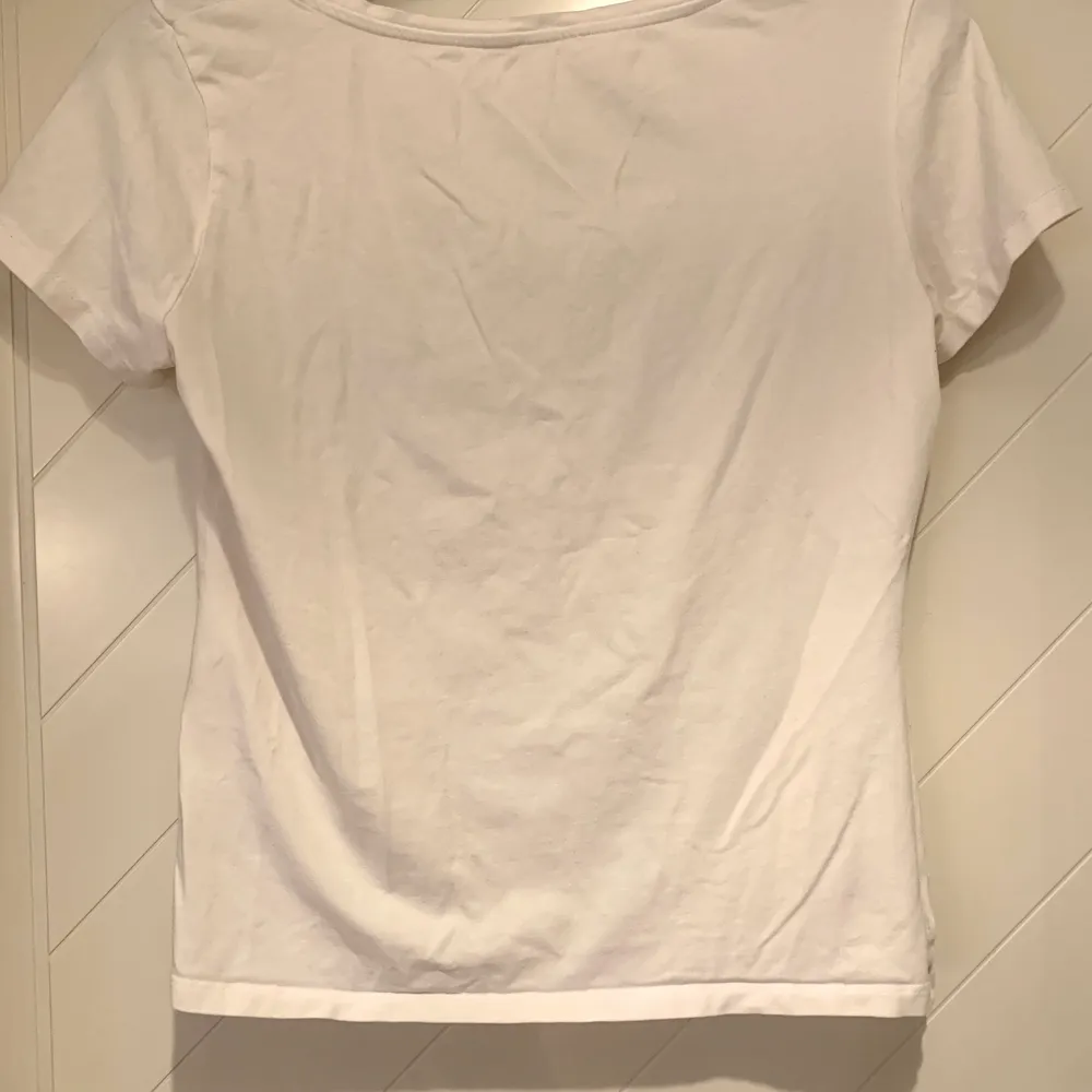 Fräsch vit t-shirt ( som skulle se ännu fräschare ut med en strykning ) i ca str xs,s ( finns ingen lapp ). Har aldrig använts! Kan hämtas, mötas upp eller levereras, men köparen står för frakt.. T-shirts.