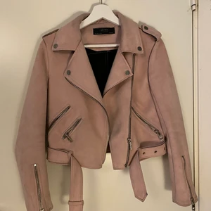 Zara jacka - Säljer nu min jacka från Zara då den inte kommer till användning längre.🌸 Sparsamt använd. Köpt för ungefär 2 år sedan. Kan mötas upp i Norrtälje annars fraktar jag den. köparen står för frakten.❣️❣️  fråga för fler bilder!
