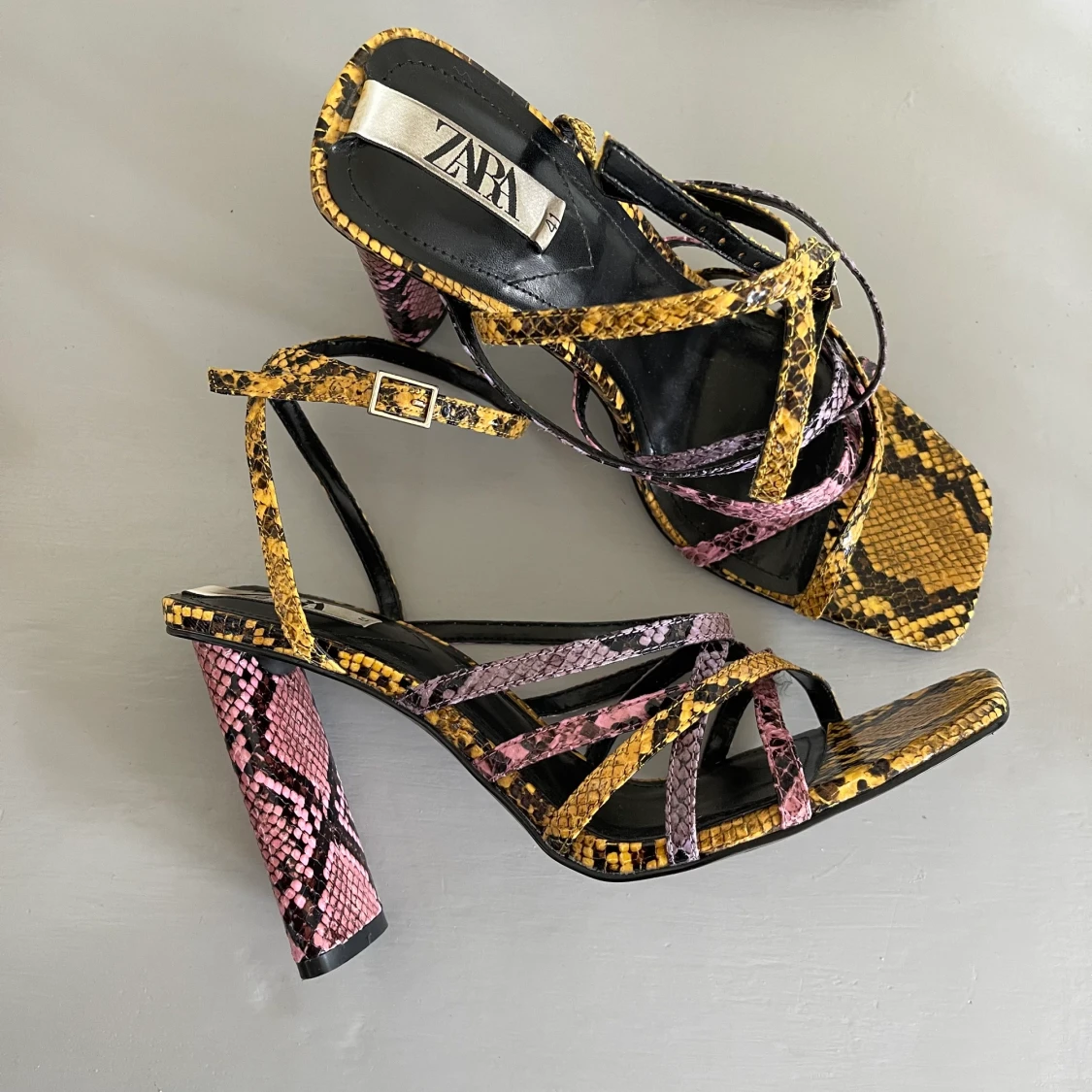 Klackskor i orminpererande mönster