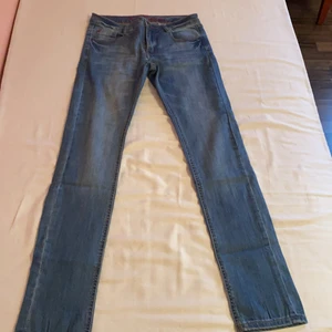 Raka blåa jeans - Ljusblå raka jeans. Helt oanvända, endast provad. Storleken är rätt så stor och kan passa som XS. Lägg märke till att jeansen är för små för mig och därför inte sitter fint.  I nyköpt skick. 