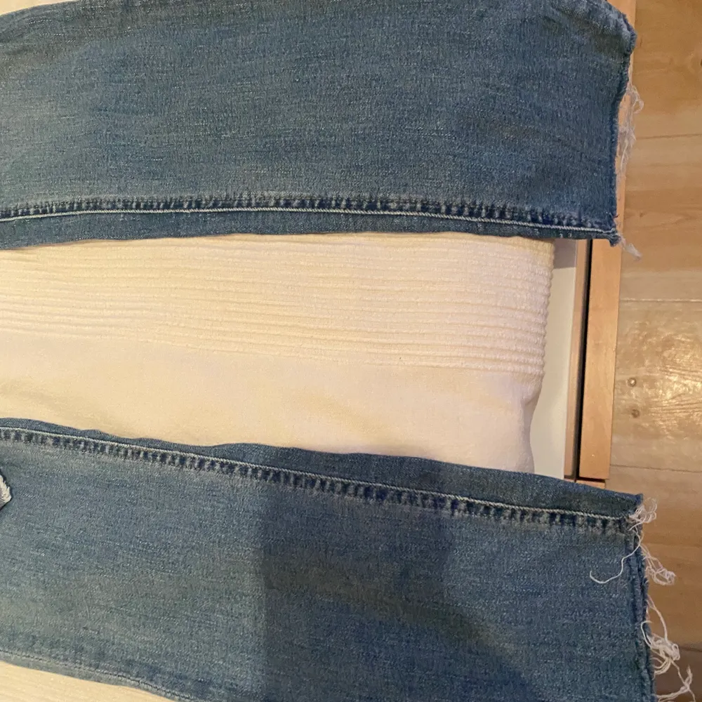 Blåa jeans från HM med slitningar. Osäker på storlek men passar 170cm. Säljer för 45kr plus frakt. . Jeans & Byxor.