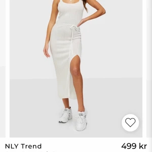 Ribbad kjol med slits - Lång vit ribbad kjol, men två slits på varsin sida, köpt förra året men aldirg använd ute.