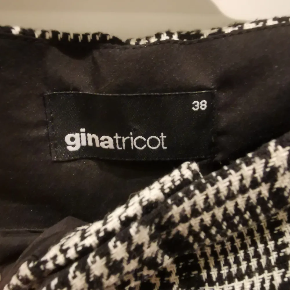 Fina byxor från Gina Tricot i storlek 38. Tyvärr har de inte kommit till användning 🖤✨ Frakt tillkommer 💕. Jeans & Byxor.