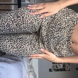 Utsvängda byxor 🐆  - Utsvänga leopard byxor från shein🤍🐆nyskick och tyvärr aldrig använd då den va lite för stor på mig. Storlek S men passar till M och L också. Väldigt fina💕