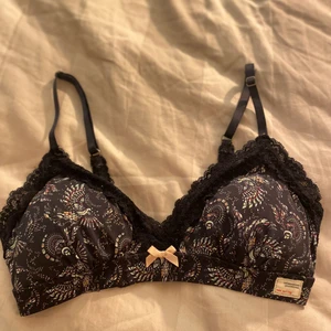 Supersöt bralette från Odd Molly i Strl 1 (motsvarande S) - Marinblå bralette från Odd Molly med ljusrosa rosett, ett häftigt mönster och gullig detalj i bak! Passar S men väldigt bra XS också. Har inte använt på flera år & därför behöver den ett nytt hem 🥰 frakt diskuteras! 