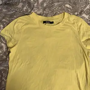En gul T-shirt ifrån BIKBOK använd 1-2 gng st xs men funkar till en st s 