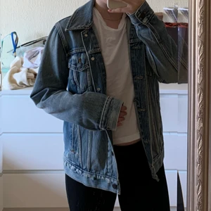 Levis jeansjacka  - Använd en gång på sommaren! Nyskick. Inköpt i levisbutik på gågatan i Malmö. Nypris ca 1600. Mitt pris:450kr exkl frakt. Fina oversized på mig som vanligtvis är en XS/S  