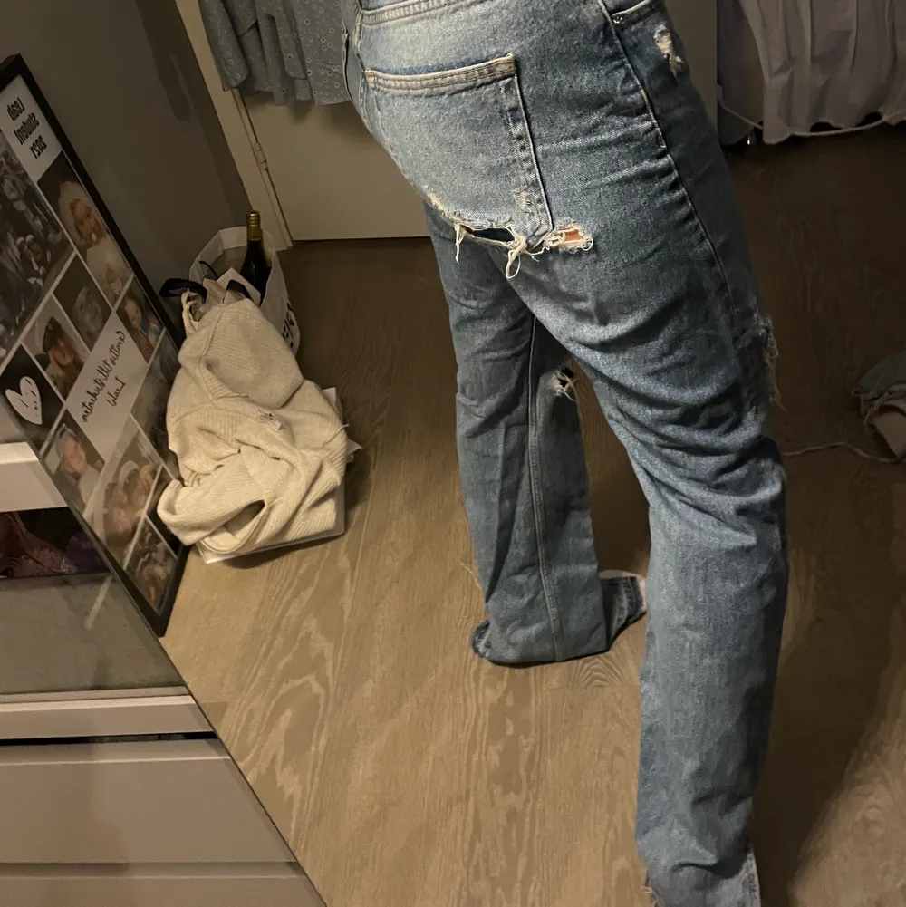 Säljer mina väldigt populära pull&bear jeans som är långa med slits nertill. Säljer pga ingen användning. Sitter bra på mig som är 170 cm. Frakt tillkommer!. Jeans & Byxor.