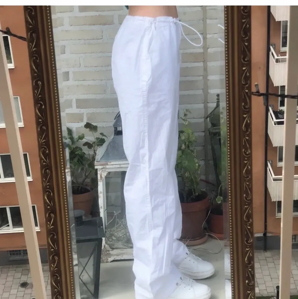 Superfina vita byxor perfekt i sommarvädret! Jag köpte dem här på Plick och bilderna är lånade, de passade tyvärr inte och därför säljer jag dem ❤️ . Jeans & Byxor.