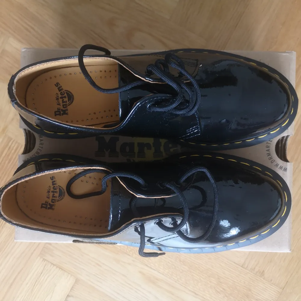 The shoes are completely new. Unfortunately they are big for me, mind please the size is bigger than regular 39, feels like 39.5/40. Shiny leather,black color,very elegant and comfortable! Original price is 1490 kr. Selling for 880 cause never used.         Ref: 1461 3eye shoe patent lamper.. Skor.