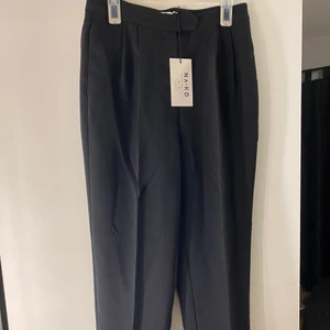 Helt nya kostymbyxor  - Säljer dessa helt nya kostymbyxorna i storlek 40 som inte riktigt var i min stil, anledningen till att jag inte kunnat skicka tillbaka dem är för att det gick för lång tid. Tveka inte på att höra av dig vid övriga frågor eller funderingar 🥰 Frakten är inkluderad i priset! Har även dessa byxor i storlek 36 som jag säljer om någon är intresserad