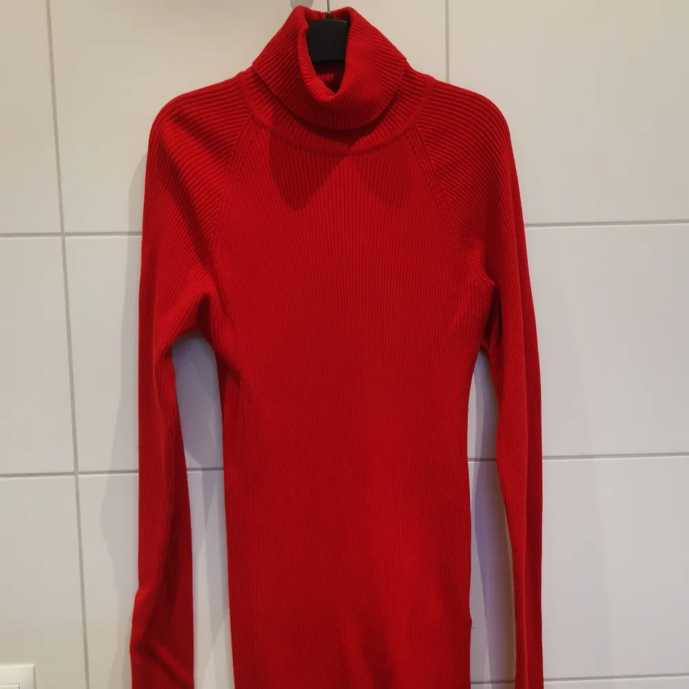 Röd turtleneck i fint skick från Gina Tricot i storlek L✨ Frakt tillkommer 💕. Skjortor.