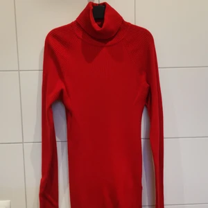Röd turtleneck  - Röd turtleneck i fint skick från Gina Tricot i storlek L✨ Frakt tillkommer 💕