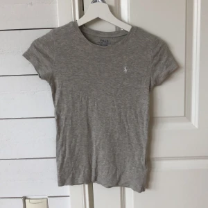 Ralph Lauren t-shirt - Grå Ralph Lauren t-shirt, fint skick
