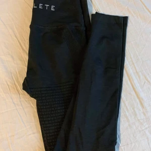 Alphalete tights - Träningstights från alphalete, storlek M. Jättefint skick, endast använda Max 3 gånger. Köpta för 520kr