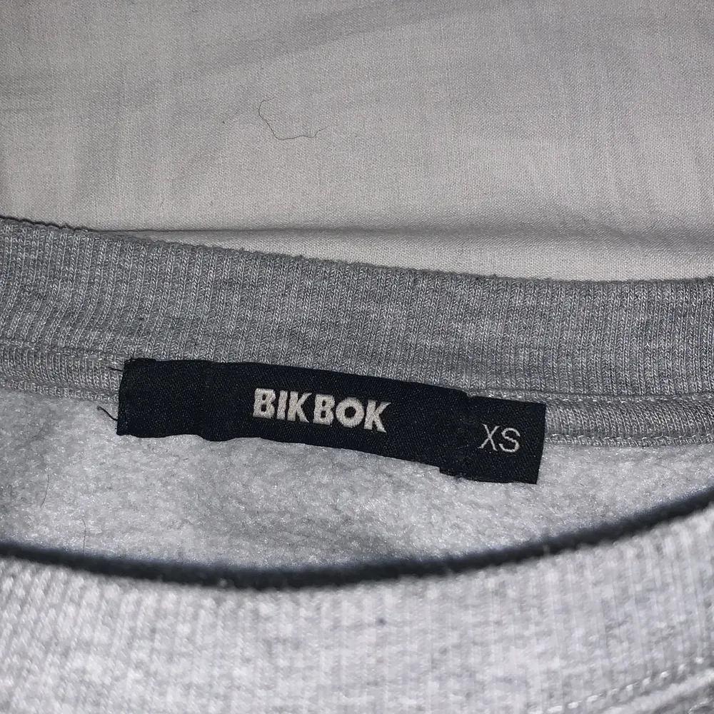 Brooklyn tjocktröja från BIK BOK i storlek XS. Bra skick men för liten för mig. Köparen står för frakt eller mötas i Norrköping. . Tröjor & Koftor.