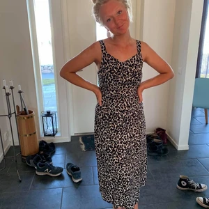 Leopard klänning från vero Moda! - Sjukt fin klänning från vero Moda i leopard mönster! Använd ett fåtal gånger! Bra fint skick! Det är Midi längd på klänningen!