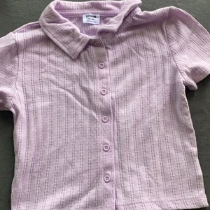 Lilla top - En kort fin lilla topp med knappar. Storlek Xs och köpt i usa. Men även oanvänd 