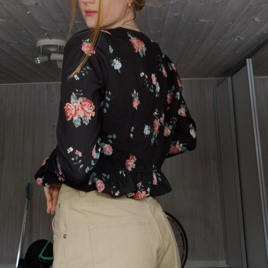 Svart blommig blus  - 90