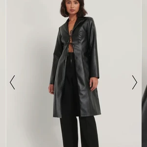 Skinnkappa från nakd - En jättesnygg skinnkappa från NAKD, säljer pga av att jag redan har en liknande jacka. Aldrig använd