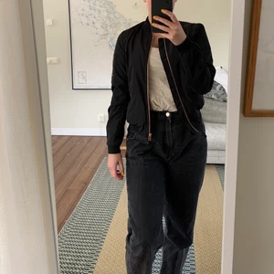 Bomberjacka (fr. Only) - Glansig (men upplevs som väldigt svart) bomberjacka från Only med rosédetaljer på dragkedjor. Strlk xs, sitter bra. Köparen står för frakt men priset kan diskuteras och kan mötas upp i Stockholmsområdet :)