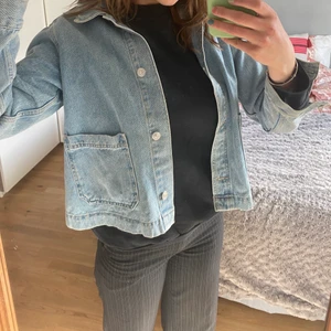 Jeansjacka - Sypersnygg jeansjacka i bra skick. Jättefin nu till vår och sommar och har fina detaljer.