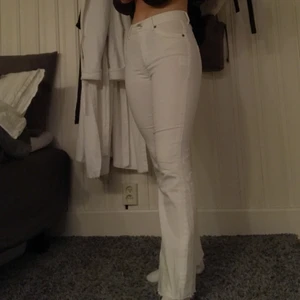 Cheap monday byxor - Vita Cheap monday jeans med hög midja i storlek 26-27✨ De passar dock mig som vanligtvis har storlek 24-25 i jeans🥰 