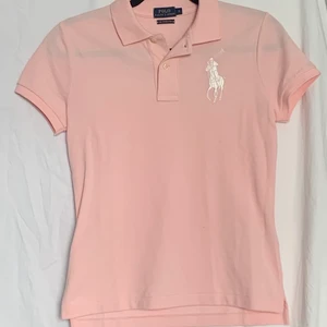 Ralph Lauren piké - Rosa Ralph Lauren piké i nyskick. Köparen står för frakten.❤️❤️ Sampackar gärna om du köper flera saker:)