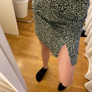 Grön leopard kjol med slit - Jättefin kjol från shein. Aldrig använd. Passar xxs xs. Finns inte att köpa längre på shein.