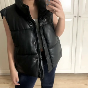 Populär Zara väst i skinn imitation - Slutsåld as snygg väst från zara, strl L men små i  storleken så passar M och S beroende på hur oversized man vill att den ska sitta💞 (högsta bud nu 300kr)