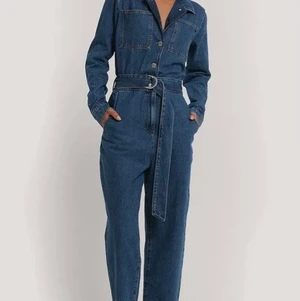 Denim jumpsuit - Säljer denna supersnygga Denim jumpsuiten från NAKD⚡️ Den är använd 1 gång, superfint skick och köpt för 600kr. Den är i storlek 32 men större i storleken och passar mig som brukar ha st 36/34🤍🤍 Köparen står för frakt 
