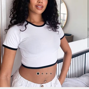 Topp - Söt kort topp från ASOS endast provad :) i priset ingår frakten!💕