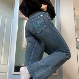 Victoria Beckhams crown blue  - Victoria Beckhams Jenas med de blåa kronorna💙👑Dom kommet inte till användning för mig. Det är bara att skriva för fler bilder eller mer detaljer!!🤩💕💙💜