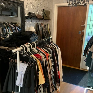 Loppis Malmö Videdal - MALMÖ VIDEDAL : Jag säljer kläder hemma hos mig från 30 kr! Kom och ta en titt!, pågrund av corona så kan jag inte släppa in flera samtidigt så ni måste ge mig tid när ni kommer.   Jag har allt från kläder i mest storlekarna S och M men även L och XL, sen har jag väskor och skor men även jackor