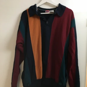 Secondhand sweater - köpt från beyond retro sommar 2020. använd ett få antal gånger. vintage/secondhand men fint skick. sitter lite oversize på mig som e M. org pris va 350. möts upp i sthlm eller frakt