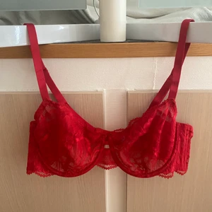 Helt ny spetsbh  - Helt ny spetsbh, SÅÅÅ SNYGG, men tyvärr för liten för mig. 