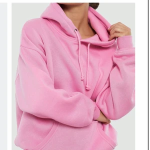 Rosa oversized hoodie  - Jag säljer min rosa Bikbok Hoodie💞 strl M så ganska stor. Aldrig använd så i toppskick! Köpt för 300. Buda gärna, köp annars direkt för 100! Köparen står för frakten💞