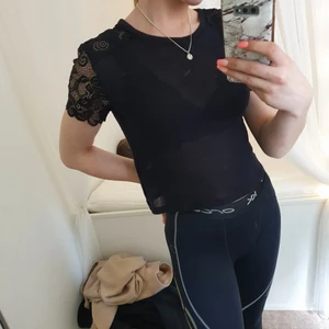 Söt t-shirt med spets - Svart t-shirt med detaljer av spets. Storlek XS men känns lite liten. Kan både skickas och mötas. (Köpare står för frakt)