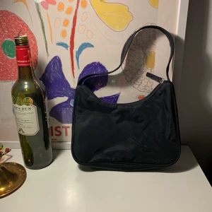 Liten axelväska i nylon  - En vanlig svart liten axelväska från monki! Använder tyvärr inte :( 