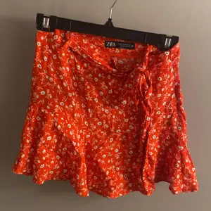 Säljer min så himla fina och somriga kjol ifrån zara❤️ använd 3-4 gånger, köpt förra året😃👍🏽 buda från 150 eller köp direkt för 250😃❤️
