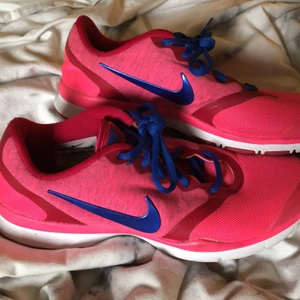 NikeSkor - Använda 2 gånger, går både som inne och uteskor. Storlek 39