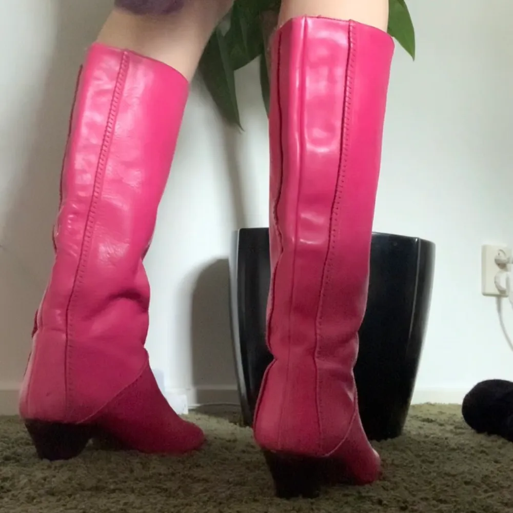 RIZZO-boots i hög modell. Klar rosa färg med spetsig tå och liten klack! Äkta läder (vero cuoio), normalt begagnat skick inga tydliga deffekter förutom viss slitning på tåspetsarna (skickar bild) . Skor.