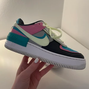 Nike air force 1 shadow multicolor - Säljer dessa nike air force då de ej kommer till användning. Så färgglada och superfina att ha till våren och sommaren! Meddela mig om det är någonting du undrar över! Buda från 1200kr eller köp direkt 1400kr 💗