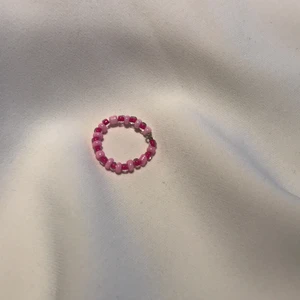 Egengjord pärl ring🤩💍 - En ring i steerling silver med olika nyanserade rosa pärlor.                   stl: S.                                                      Smycket är Nickel fritt, Bly fritt och Kadium fritt🥰