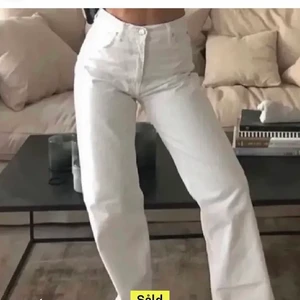 Zara jeans - INTE MINA BILDER   Säljer då de var försmå för mig. Stl 38 men mycket små i stl💕