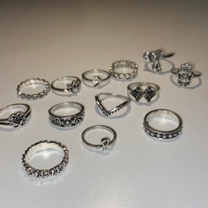 Ringar - Skitsnygga, unika ringar perfekta till sommaren! köpta i nyskick på etsy men säljer vidare då de tyvärr var för små för mig. 17kr/st men om du köper flera samtidigt blir det billigare. Skriv priv för att veta vilka som är kvar, närbilder på specifika ringar eller andra frågor ☺️💖